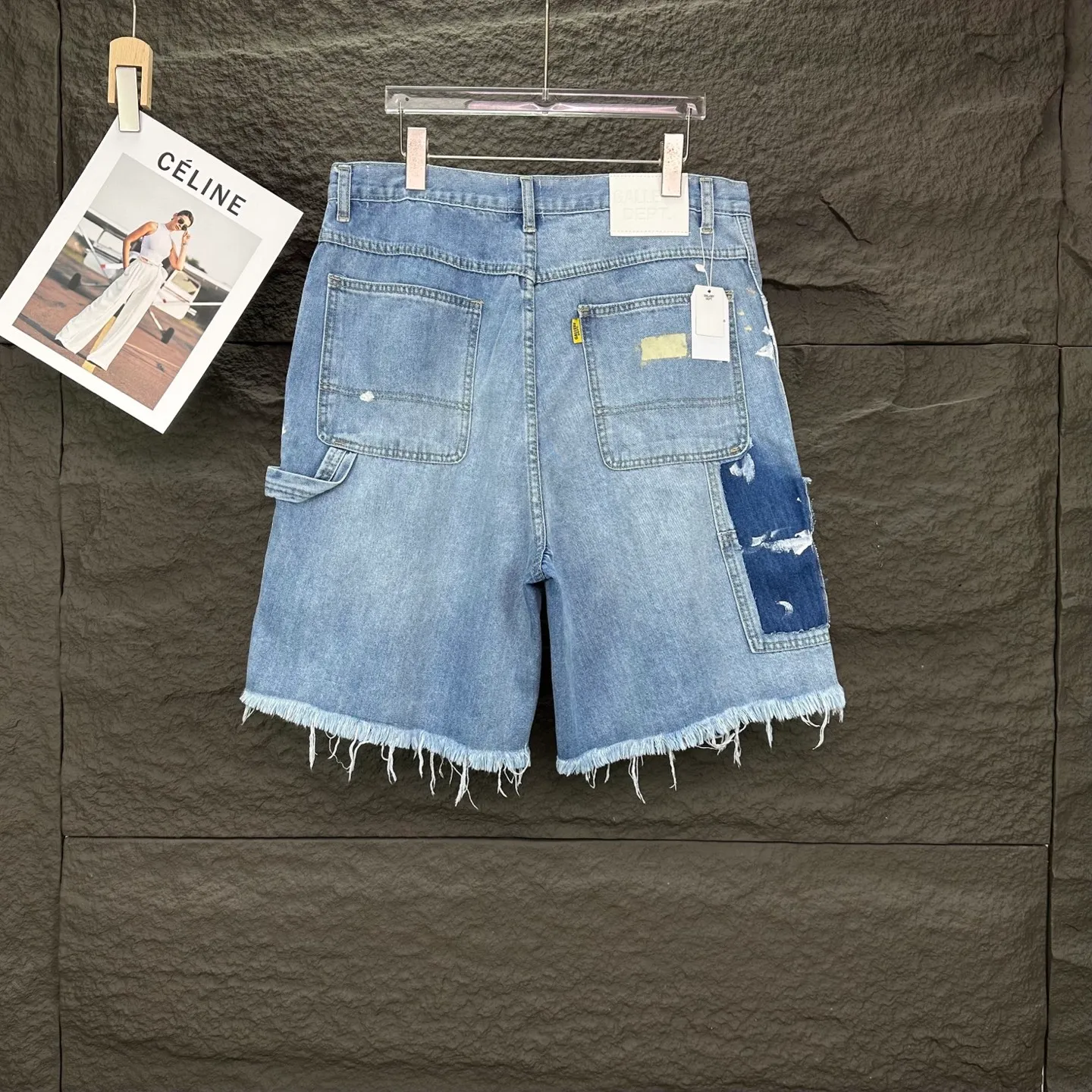 P200 GALLERY DEPT. 2025 new knife-cut splicing hand-painted couple style washed loose denim shorts 🔥High version🔥High version🔥 Top ceiling quality Styles with different washed textures are very friendly to people with thin legs and thick legs. The straight version is very flattering to the leg shape. Moderate length that never goes out of style, easy to match with casually, basic styling for various styles, a must-have in the wardrobe! The fabric is stiff but also makes the upper body soft without losing texture. The washing process is even more perfect. It is a must-have item for everyone! ! ! Washed wheat, hang tag, pants label, complete with three labels Color: light blue Size: 28, 30, 32, 34, 36 (five sizes)